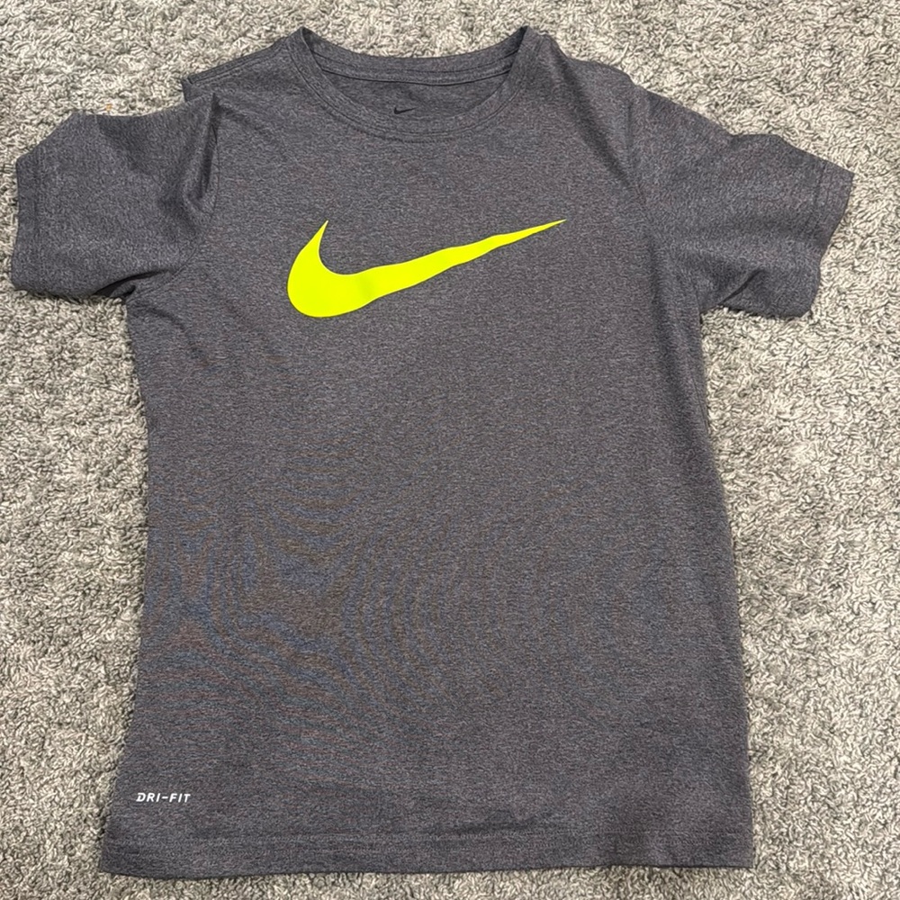 Boys Nike dri-fit gray t-shirt size S